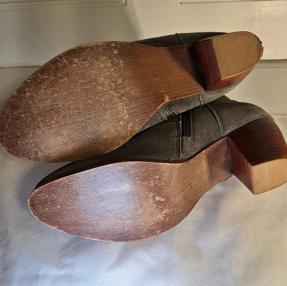 Diba Sophia Grey Suede Ankle Boots Gold Button Accent Zip Inside Mid Heel 9.5 - Picture 11 of 14